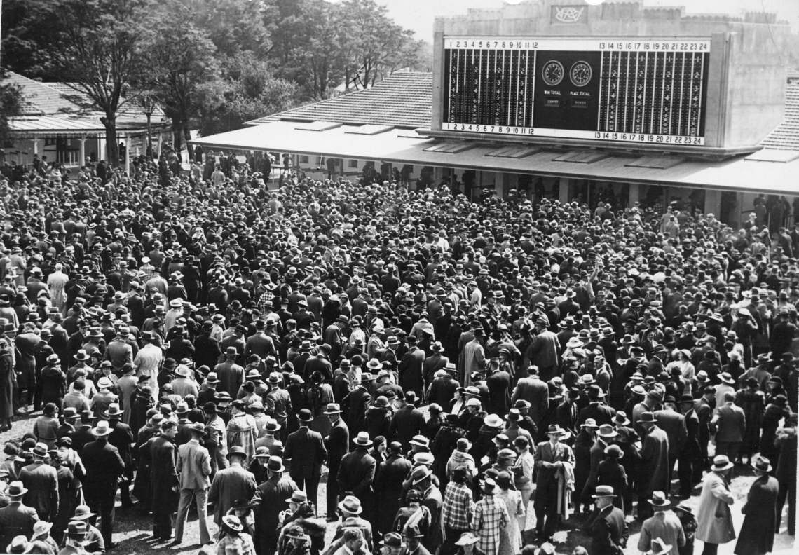 An image of the crowds at Wellington Racing Club in 1936