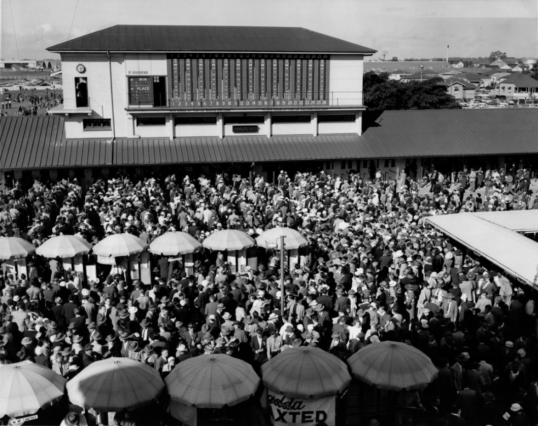 An image of the crowds at the main tote house at Doomben racecourse in 1960