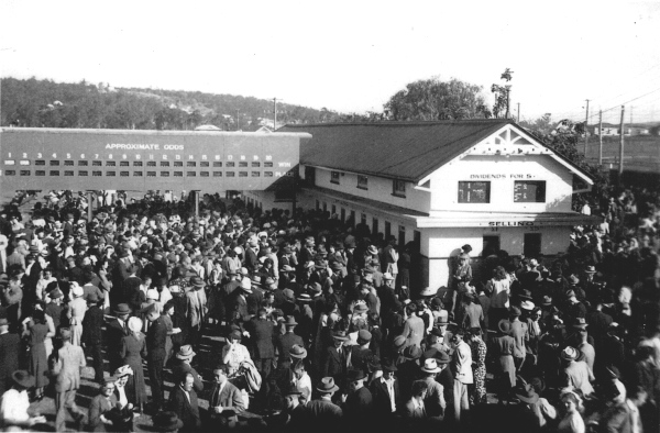 Image of the Julius tote opening day at Ipswich